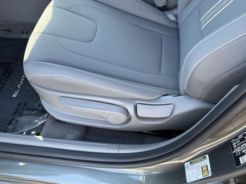Certified 2025 Hyundai Elantra Hybrid FWD image 17
