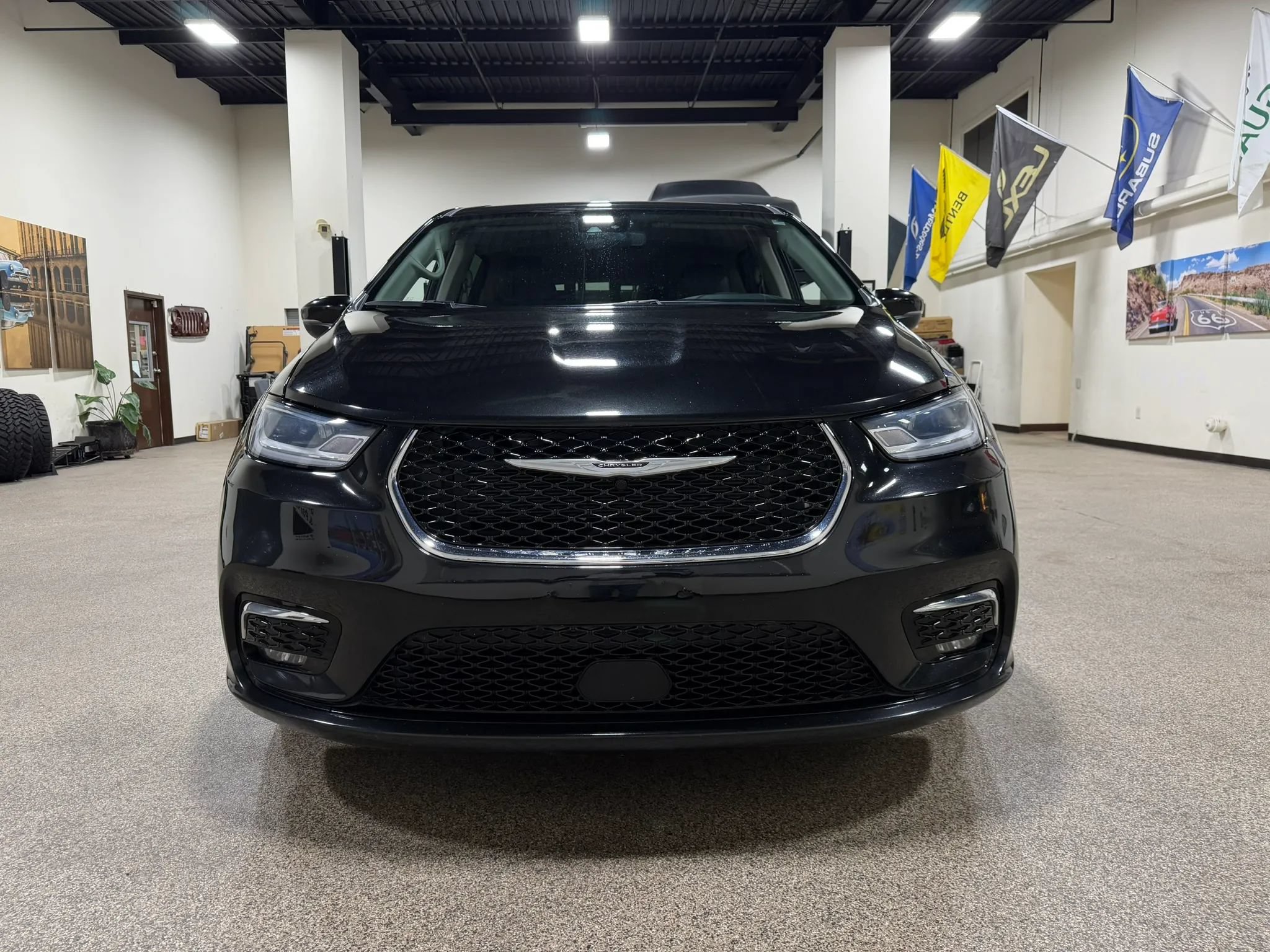 Used 2023 Chrysler Pacifica Touring-L FWD image 2