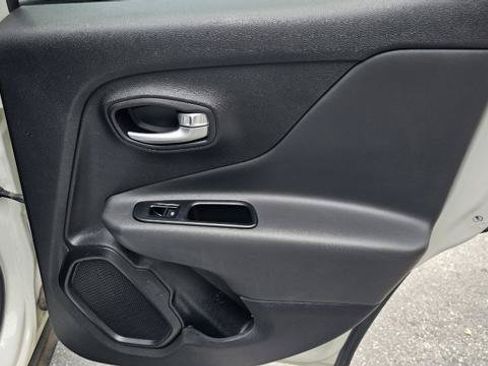 Used 2020 Jeep Renegade Altitude AWD/4WD image 38