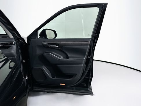 Used 2024 Toyota Highlander Platinum image 33