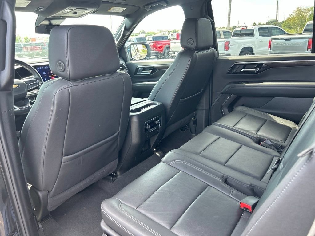 Used 2025 Chevrolet Suburban LT AWD/4WD image 33