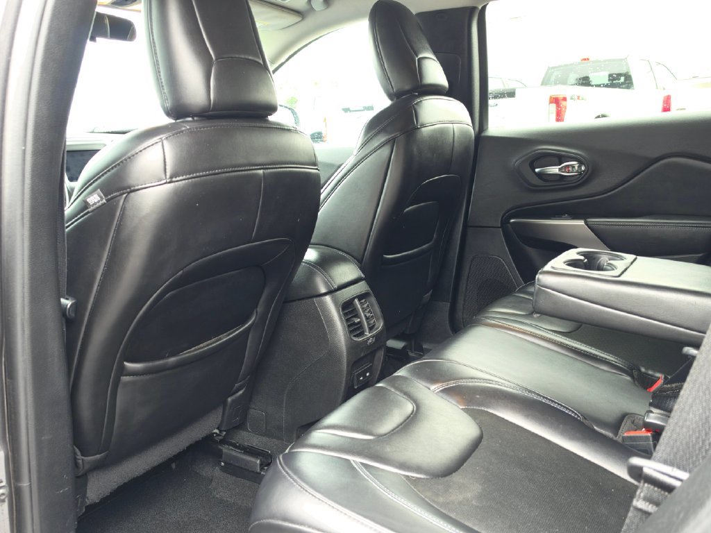 Used 2019 Jeep Cherokee Latitude Plus FWD image 22