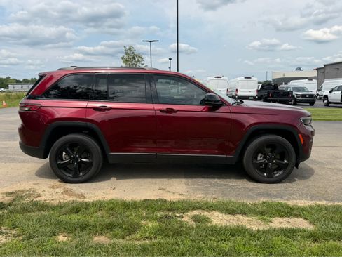 Used 2023 Jeep Grand Cherokee Altitude AWD/4WD image 9