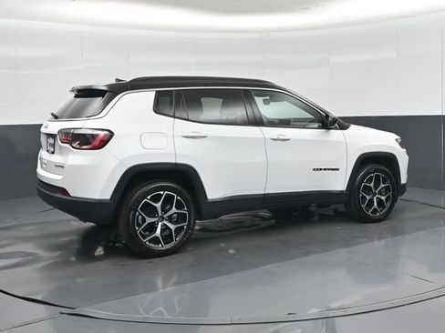 Used 2025 Jeep Compass Limited AWD/4WD image 3