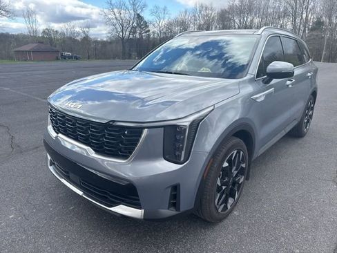 Used 2025 Kia Sorento EX w/ Panoramic Sunroof Package image 2