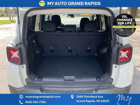 Used 2023 Jeep Renegade Latitude AWD/4WD image 7