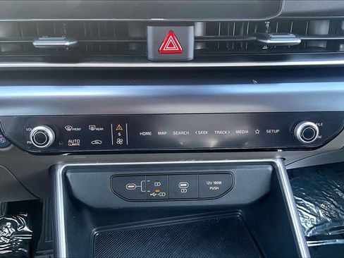 Used 2025 Kia Carnival image 30