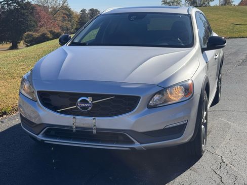 Used 2016 Volvo V60 T5 Cross Country w/ Convenience Package image 4