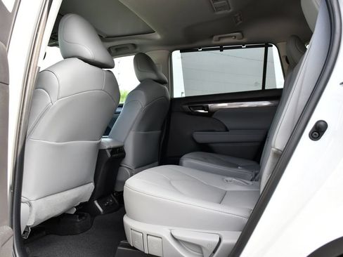 Used 2024 Toyota Highlander Limited FWD image 23