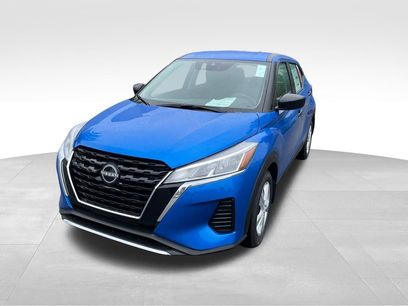 New 2025 Nissan Kicks Play S