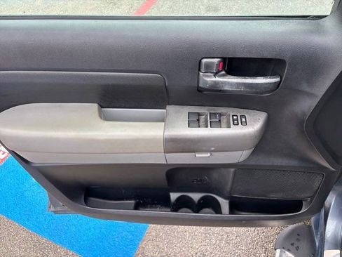 Used 2010 Toyota Tundra 4x4 CrewMax image 13