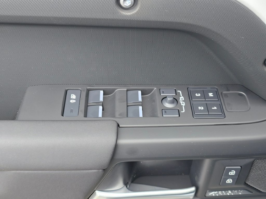 New 2026 Land Rover Defender 110 X-Dynamic SE AWD/4WD image 29
