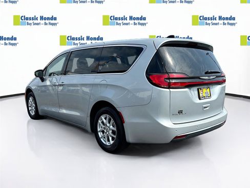 Used 2023 Chrysler Pacifica Touring-L FWD image 5