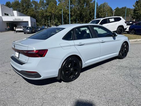 Used 2025 Volkswagen Jetta SE image 3