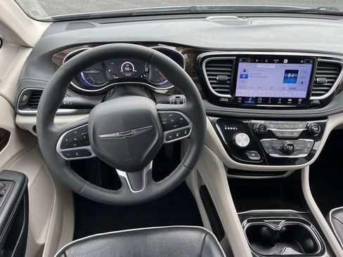 Used 2023 Chrysler Pacifica Limited FWD image 16