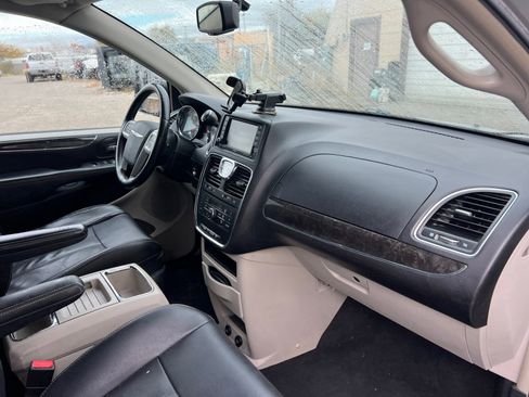 Used 2015 Chrysler Town & Country Touring image 16