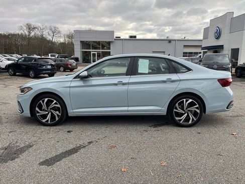 Certified 2025 Volkswagen Jetta SEL image 9