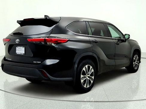 Used 2022 Toyota Highlander XLE AWD/4WD image 5