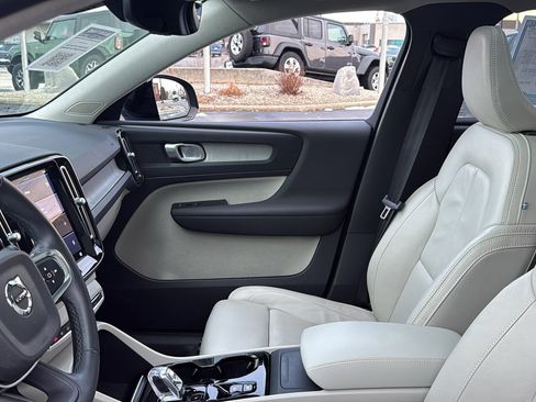 Used 2023 Volvo XC40 B5 Plus w/ Climate Package image 12