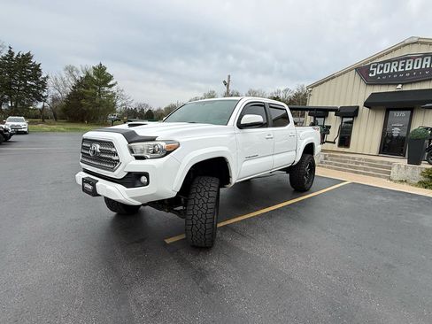 Used 2017 Toyota Tacoma TRD Sport w/ Premium & Technology Package AWD/4WD image 6