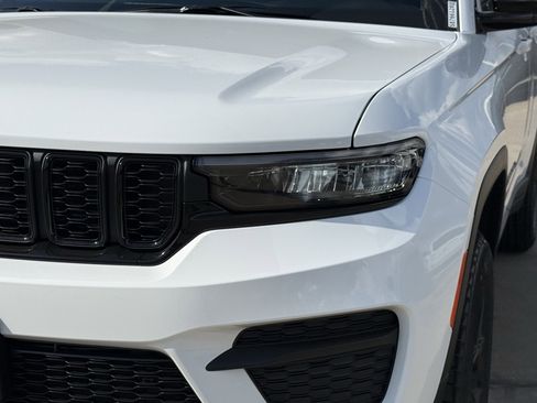 New 2025 Jeep Grand Cherokee Altitude image 8