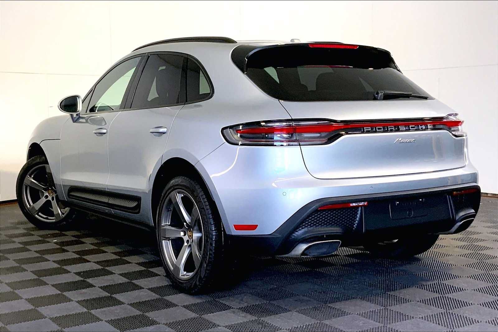 Certified 2023 Porsche Macan AWD/4WD image 3