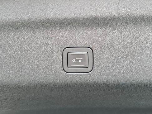 Used 2025 GMC Yukon XL Denali AWD/4WD image 12