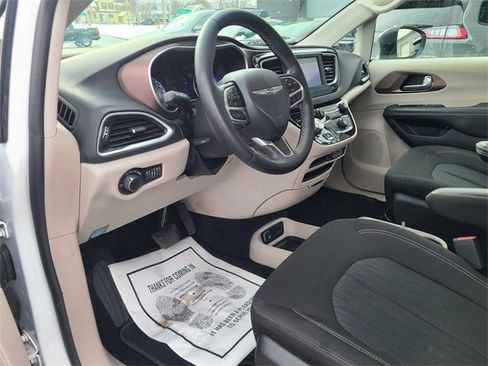 Used 2024 Chrysler Voyager LX image 11