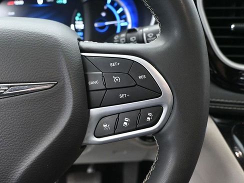 Used 2023 Chrysler Pacifica Touring-L image 28