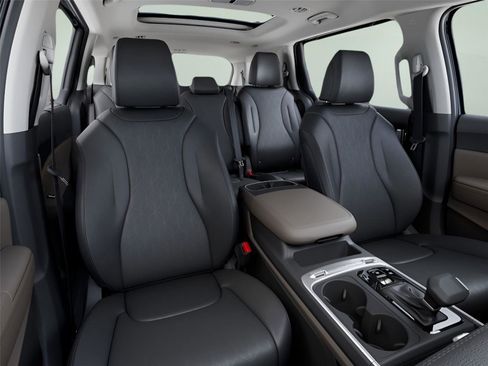 New 2026 Kia Carnival FWD image 15
