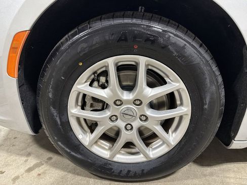 Used 2024 Chrysler Pacifica Touring-L FWD image 26
