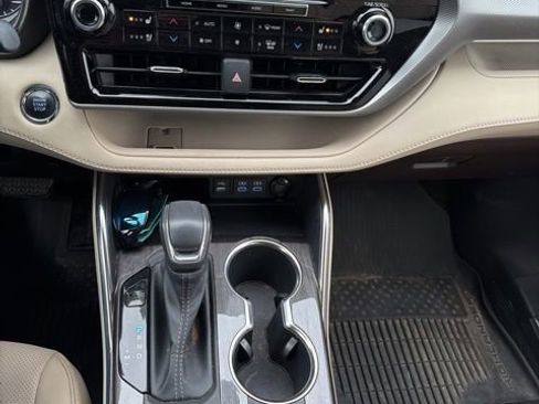 Used 2022 Toyota Highlander Platinum image 10