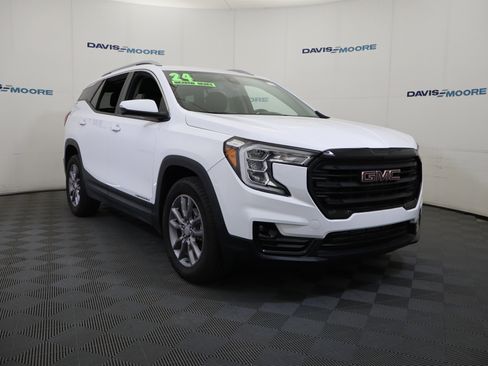 Used 2024 GMC Terrain SLT image 3