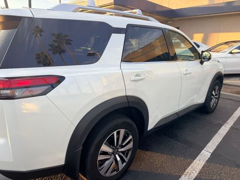 Used 2022 Nissan Pathfinder SL w/ Lighting Package (N92) FWD image 8