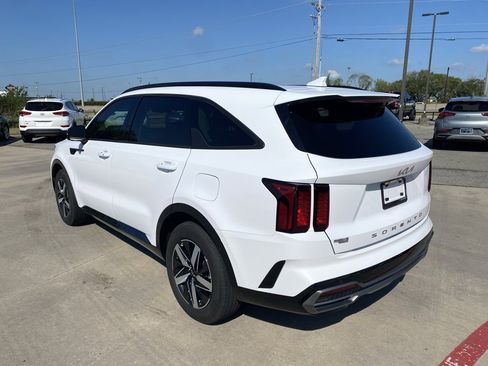 Used 2022 Kia Sorento S w/ Panoramic Sunroof Package image 3
