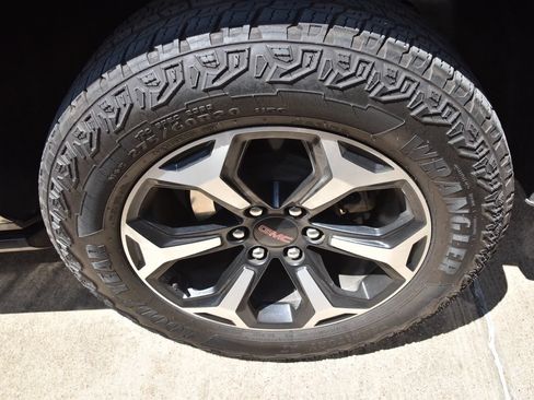 Used 2025 GMC Yukon AT4 w/ AT4 Premium Package AWD/4WD image 13