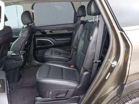 Used 2025 Kia Telluride S FWD image 9