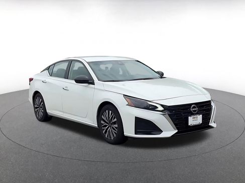 Used 2025 Nissan Altima 2.5 SV FWD image 3