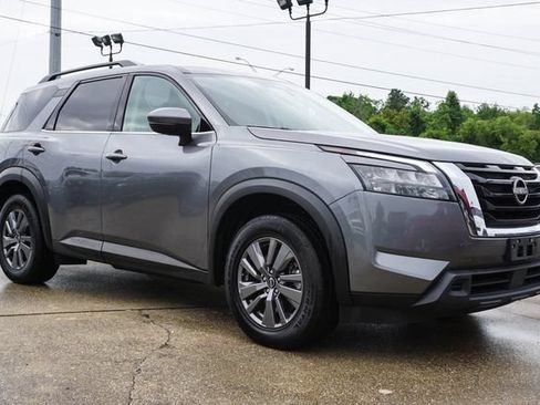 Used 2025 Nissan Pathfinder SV FWD image 2
