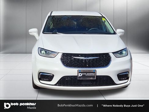 Used 2022 Chrysler Pacifica Touring-L w/ Uconnect Theater Family Group image 21