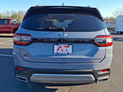 Used 2023 Honda Pilot Touring image 5