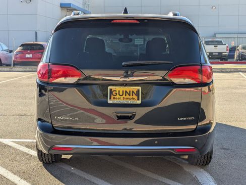 Used 2019 Chrysler Pacifica Limited image 5