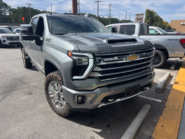 Used 2024 Chevrolet Silverado 2500 High Country w/ High Country Premium Package AWD/4WD image 3