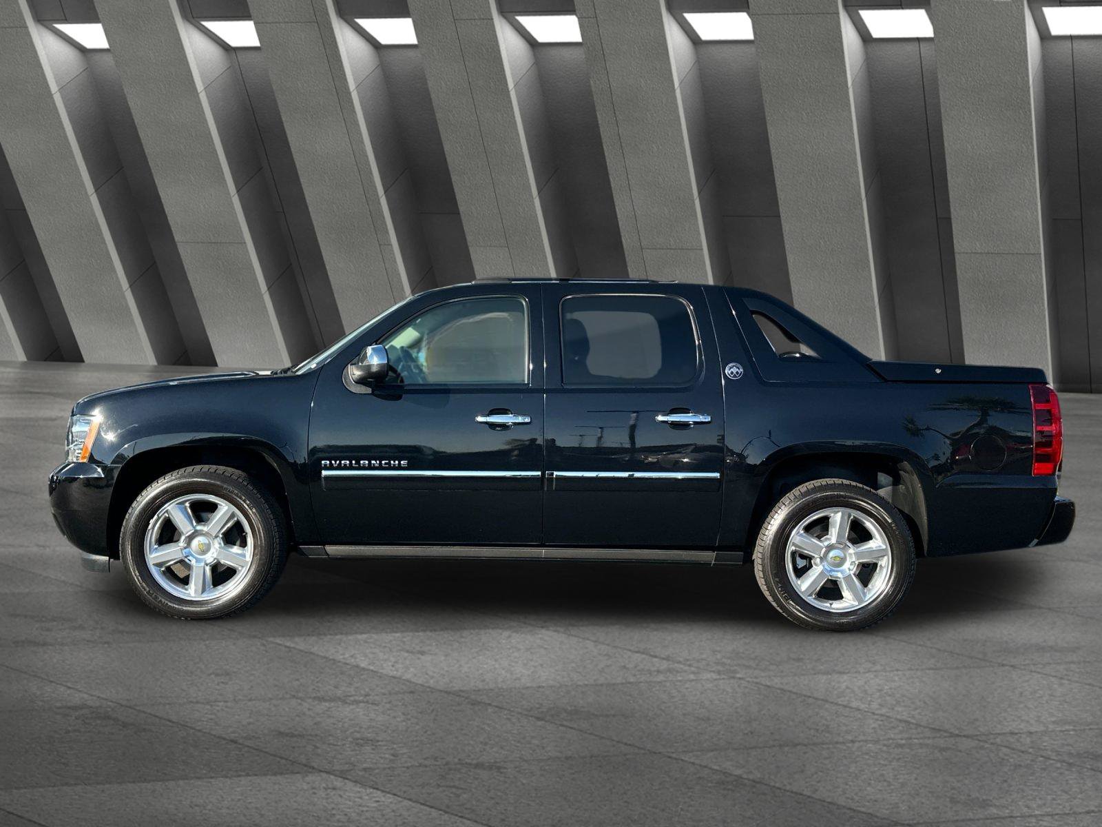 Used 2013 Chevrolet Avalanche LTZ AWD/4WD image 7