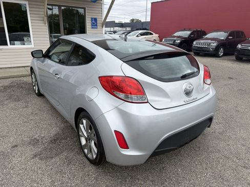 Used 2017 Hyundai Veloster image 4