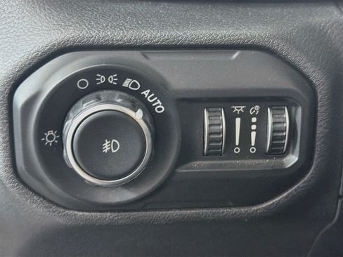 Used 2019 Jeep Wrangler Unlimited Sahara AWD/4WD image 16