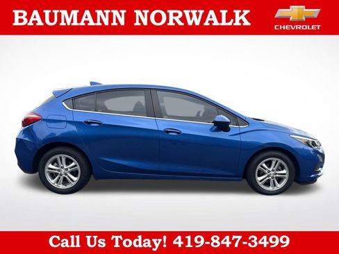 Used 2017 Chevrolet Cruze LT w/ Convenience Package FWD image 2