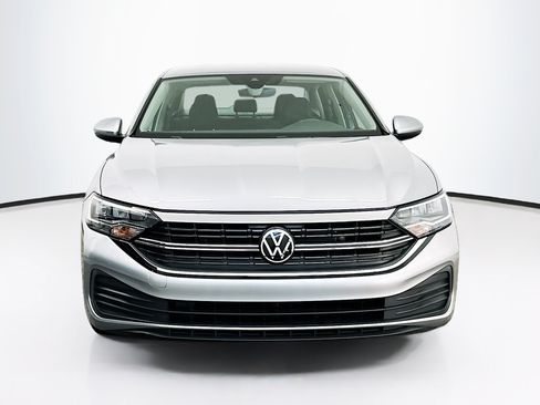 Used 2024 Volkswagen Jetta SE FWD image 2