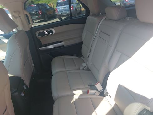 Used 2022 Ford Explorer XLT w/ Equipment Group 202A AWD/4WD image 15