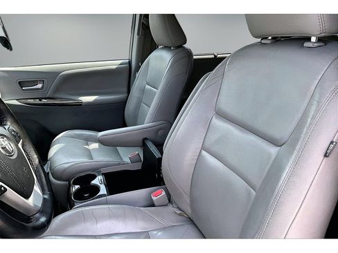 Used 2017 Toyota Sienna XLE w/ XLE Navigation Package AWD/4WD image 21